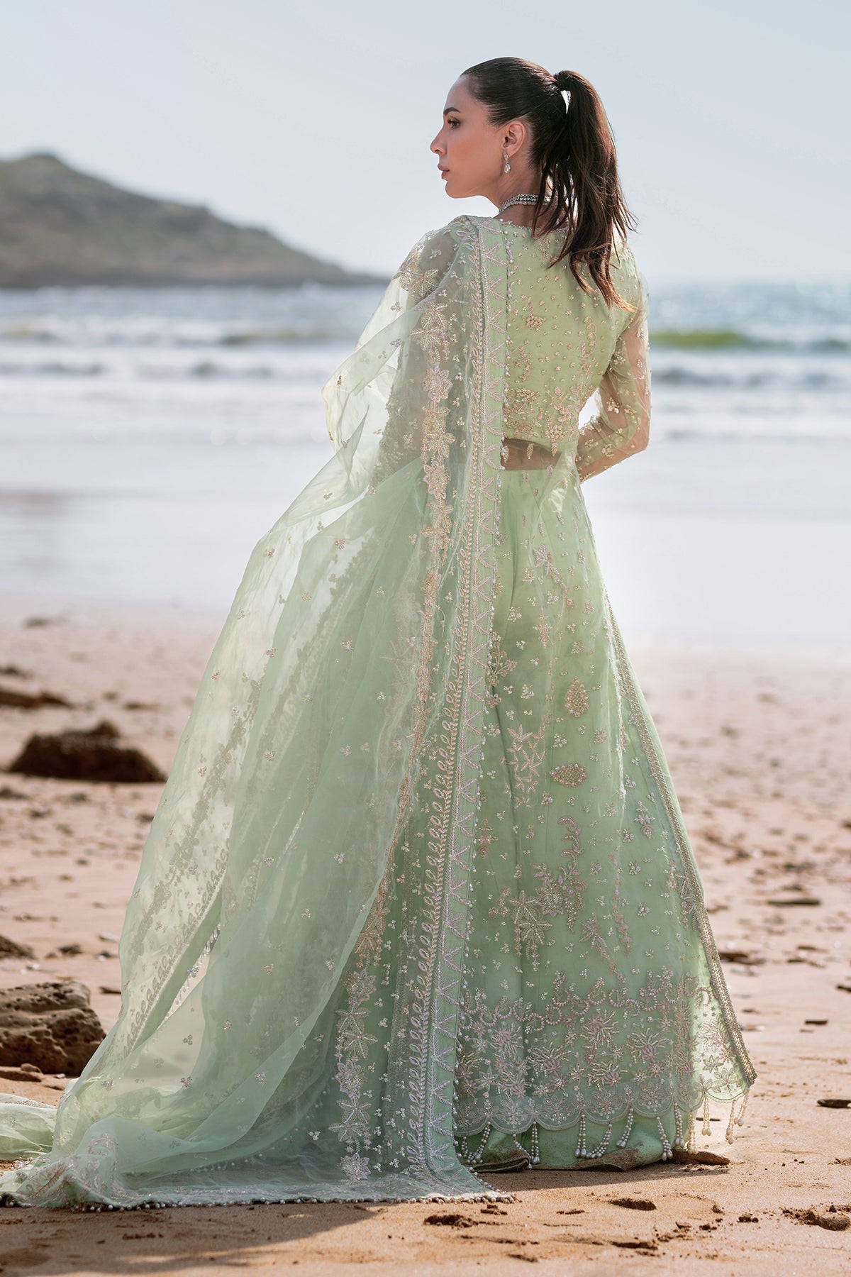 Reveuse Wedding Formals by Emaan Adeel | NOIR - Image 3