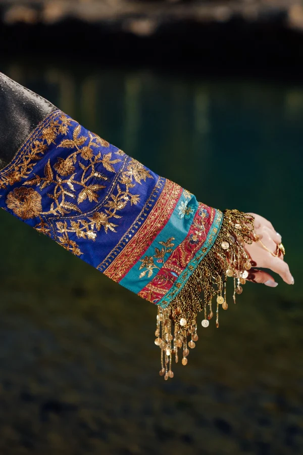 Sana Safinaz Winter Shawl   | V241-004-3CP - Image 4